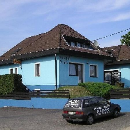 Bed and Breakfast Domino Panzio Székesfehérvár Exterior foto