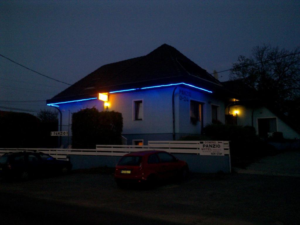 Bed and Breakfast Domino Panzio Székesfehérvár Exterior foto