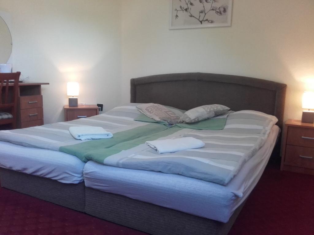 Bed and Breakfast Domino Panzio Székesfehérvár Zimmer foto